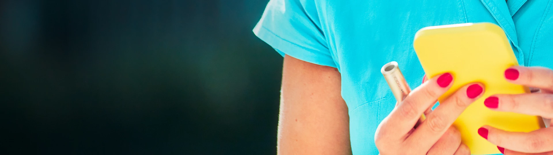 Žena vykonáva online diagnostickú kontrolu na zariadení IQOS
